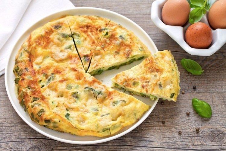Omelett mit Zucchini und Schmelzkäse