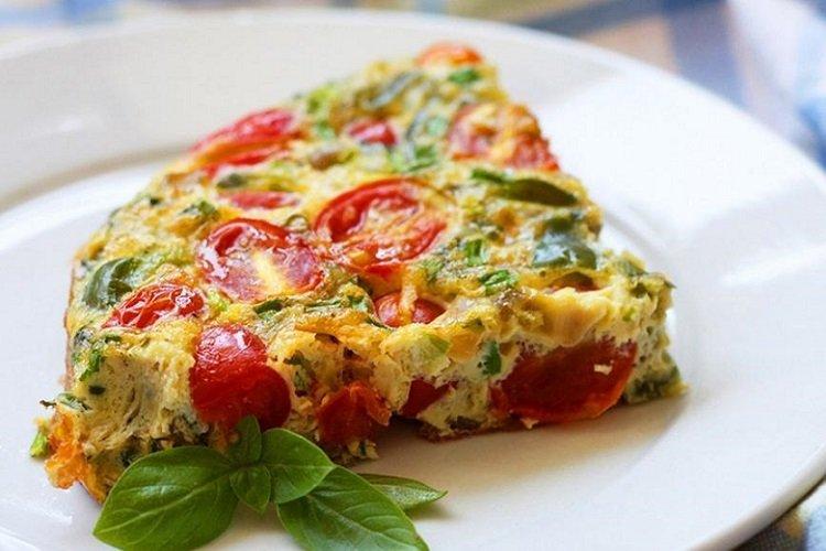 Omelett aus Zucchini und Kirschtomaten