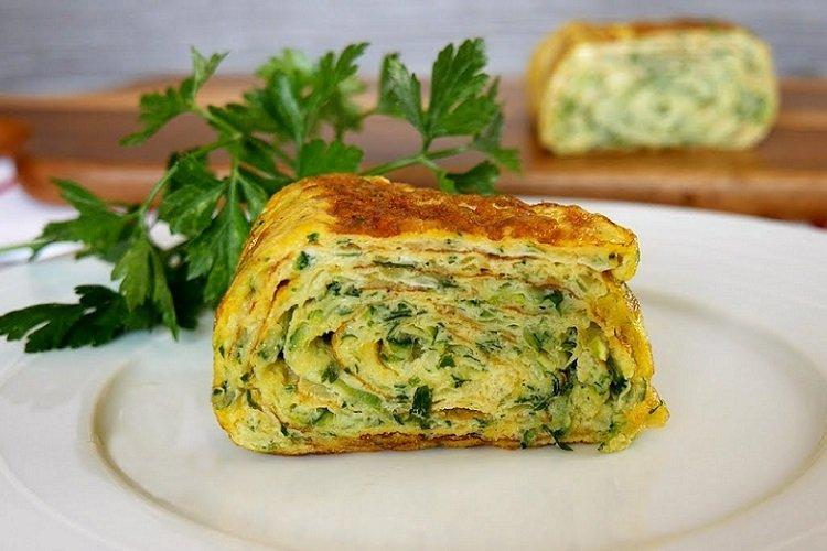 Omelett aus Zucchini in Rollenform