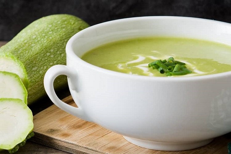 Sopa crema de calabacín clásica con nata