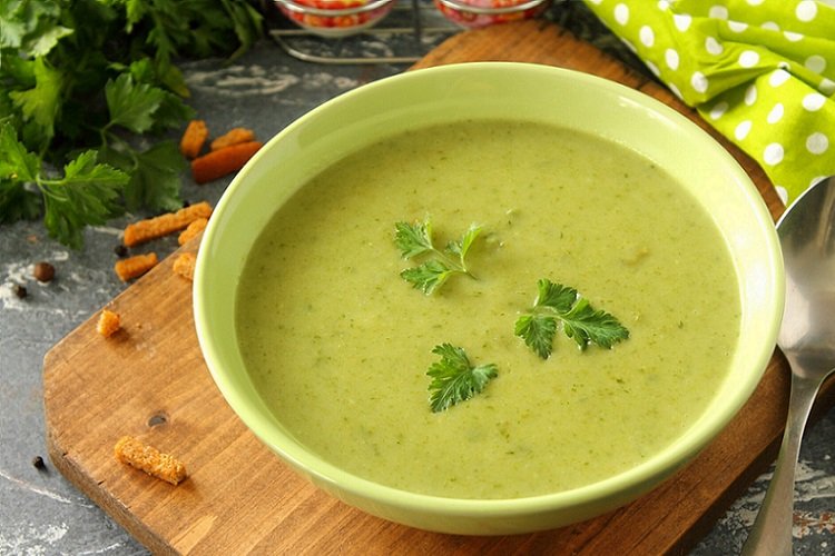 Sopa crema de calabacín con champiñones