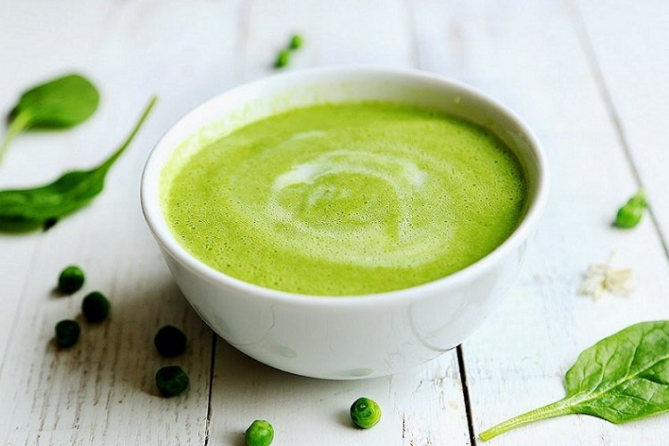 Sopa crema de calabacín y guisantes verdes