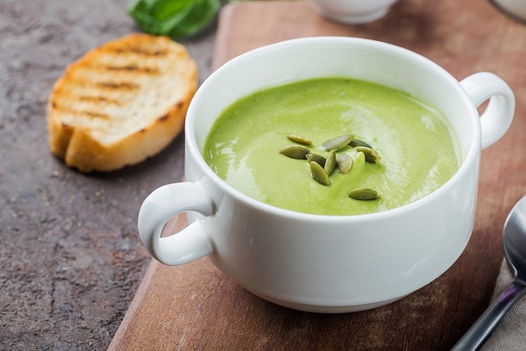 Sopa crema de calabacín y aguacate