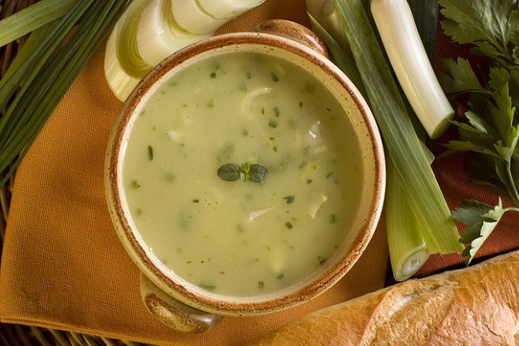 Sopa crema de calabacín con patatas y puerro