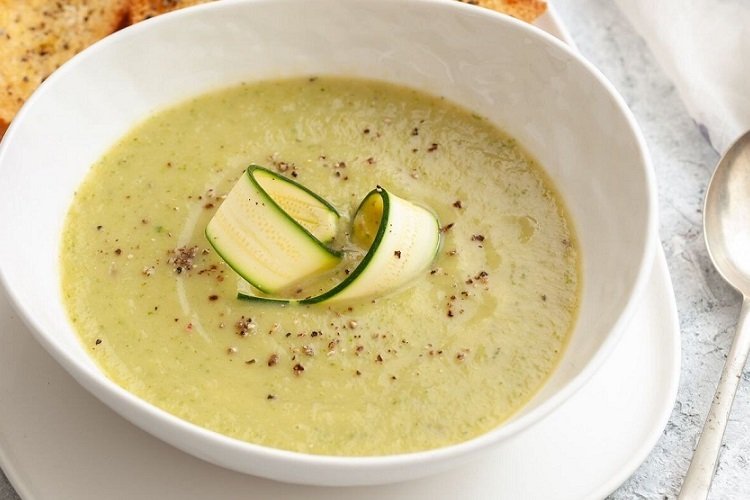 Sopa crema de calabacín con garbanzos