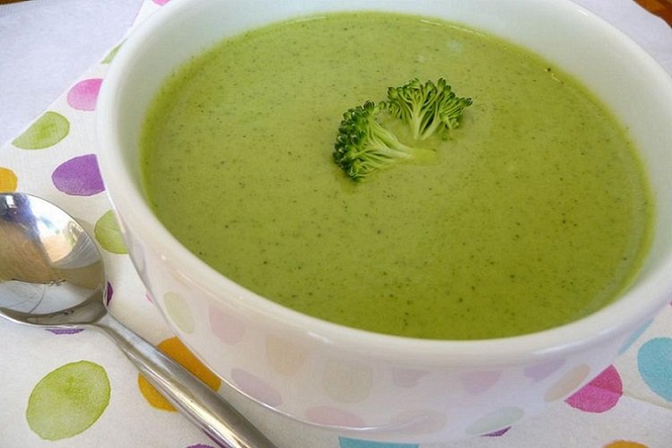Sopa crema de calabacín, brócoli y apio