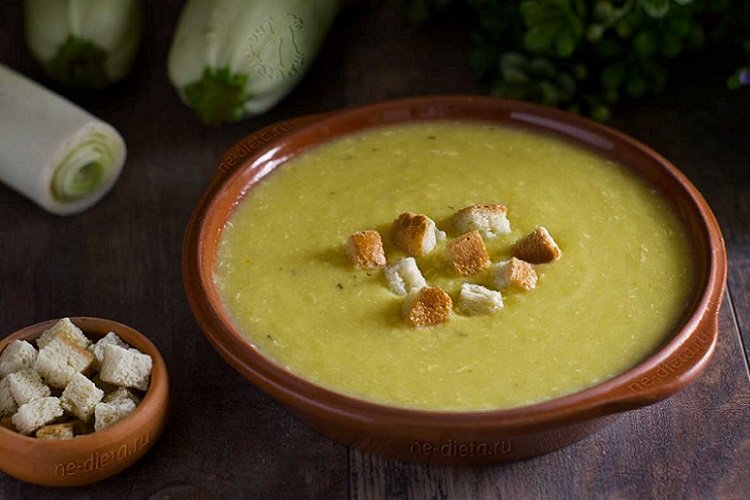 Sopa crema de calabacín con picatostes y ajo