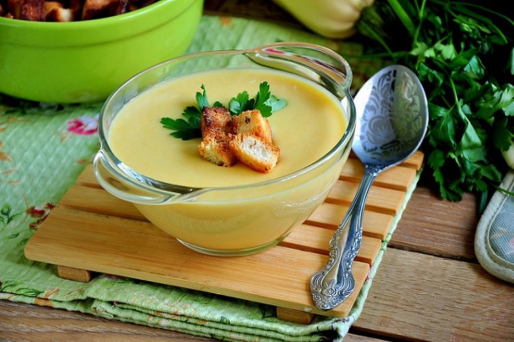 Crema de calabacín con queso fundido