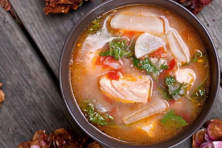 Fischsuppe aus Rotfisch mit Tomaten und Rettich