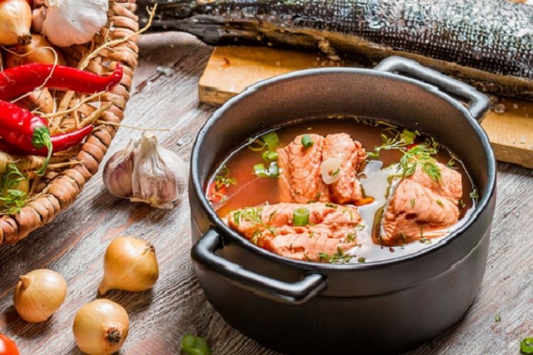 Fischsuppe aus Rotfisch mit Speck-Röstzwiebeln