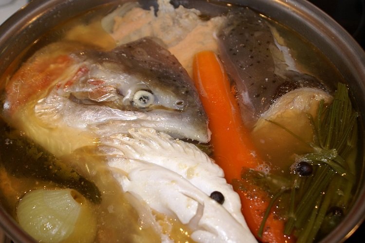 Kräftige Fischsuppe aus Rotfischresten