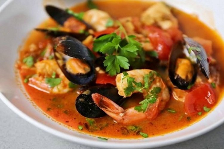 Fischsuppe aus Rotfisch, Muscheln und Garnelen
