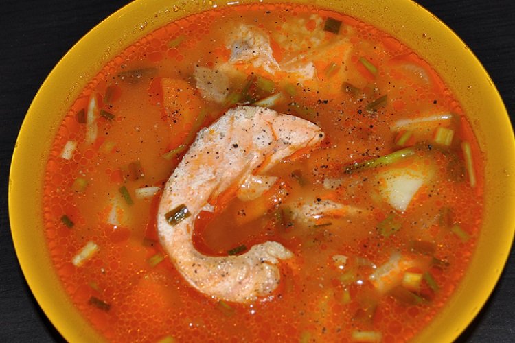 Fischsuppe aus Rotfisch mit Tomatenmark