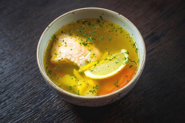 Fischsuppe aus Rotfisch mit Zitrone