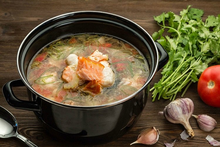 Fischsuppe aus Rotfisch mit Wodka