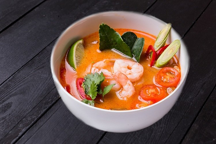 Suppe aus fertiger „Tom Yum“-Paste