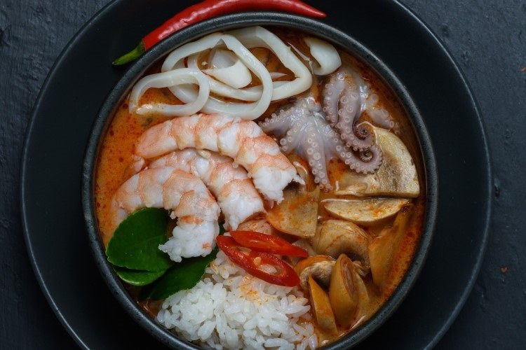Tom Yum aus Meeresfrüchte-Cocktail