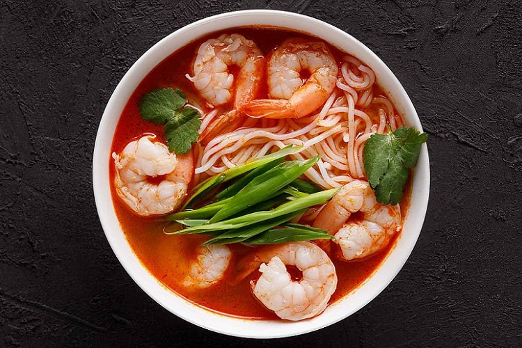 Tom Yum mit Reisnudeln
