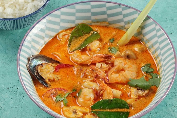 Tom Yum mit Kaffir-Limettenblättern