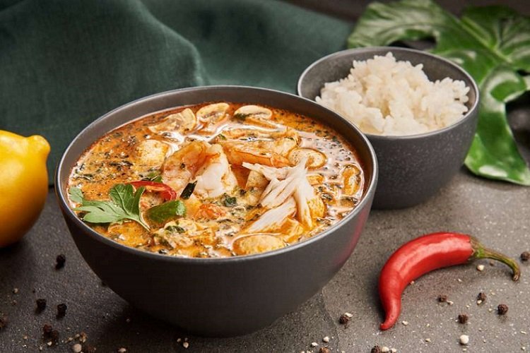 Tom Yum mit Reis und Huhn