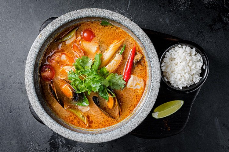 Tom Yum mit Muscheln und Kirschtomaten