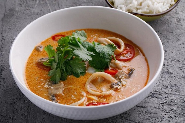 Aromatisches Tom Yum mit Tintenfisch