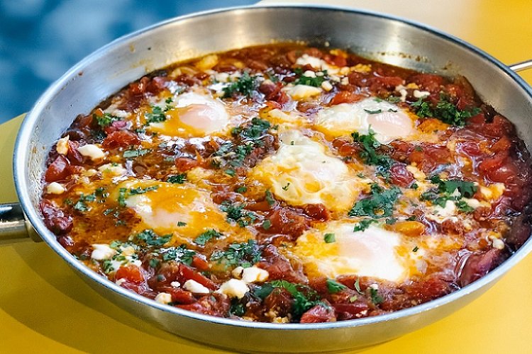 Shakshuka con garbanzos y adzhika seca
