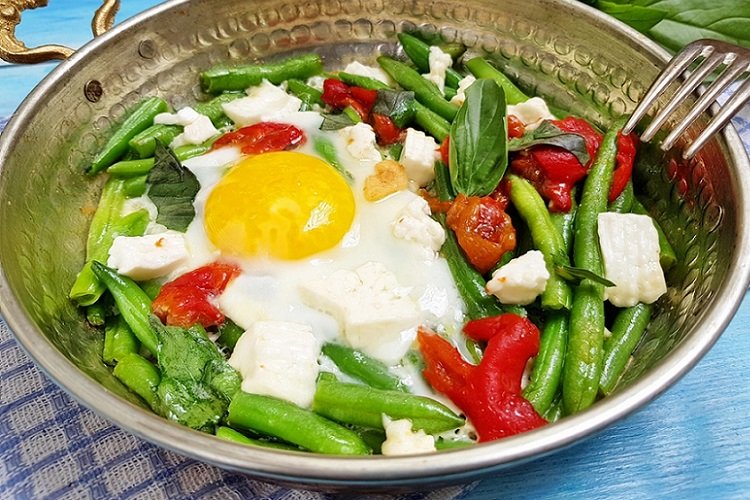 Shakshuka con judías verdes y queso brynza
