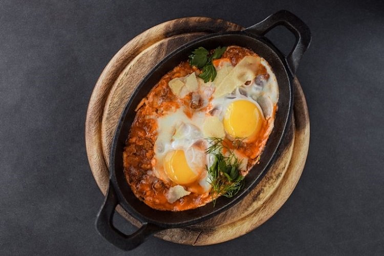 Shakshuka con ternera y parmesano