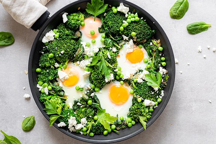 Shakshuka con brócoli, queso feta y guisantes verdes