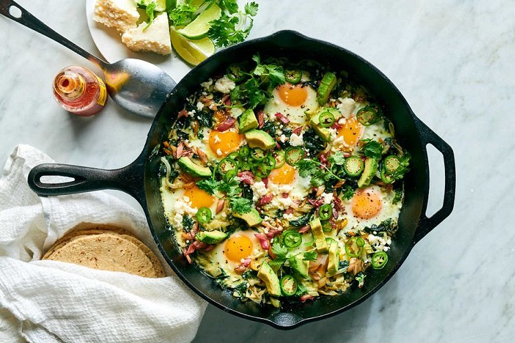 Shakshuka con aguacate y pimiento picante