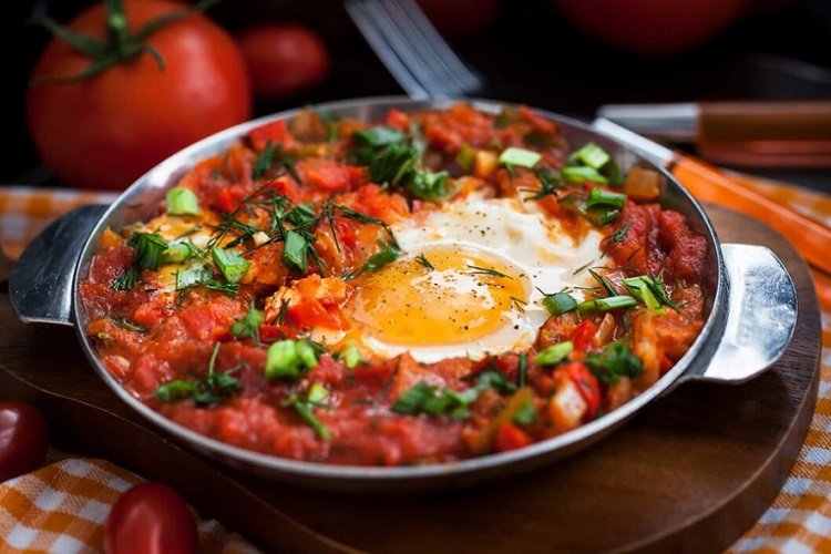 Shakshuka con tomates frescos