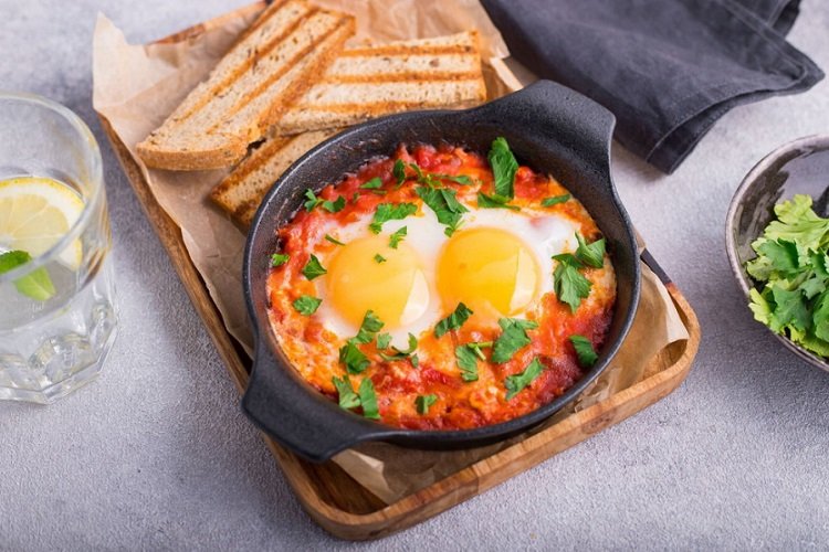 Shakshuka aromática con ralladura de limón