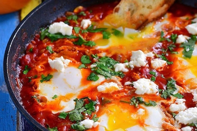 Shakshuka con queso feta y nata