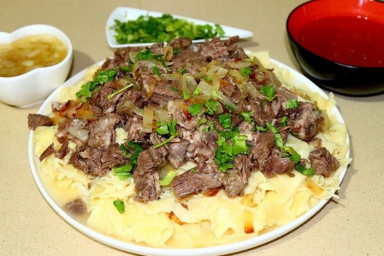Beschbarmak mit gebratenen Zwiebeln