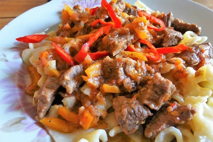 Beschbarmak mit Ketchup und Gemüse