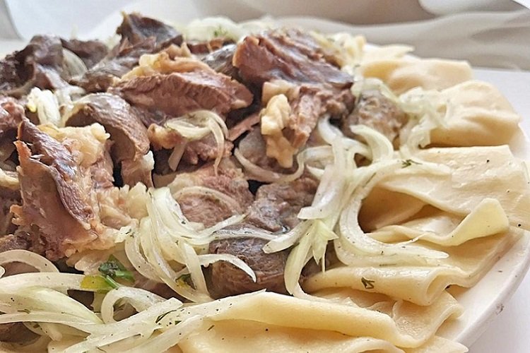 Beschbarmak mit Butter und Knoblauch