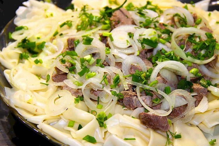 Beschbarmak mit marinierten Zwiebeln