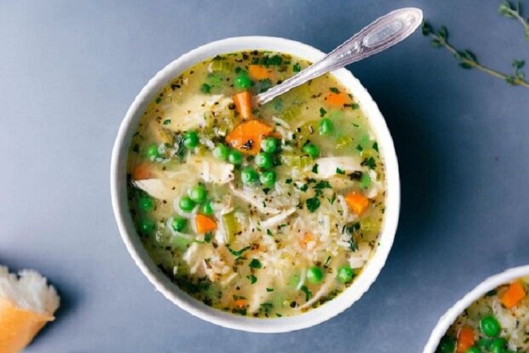 Reissuppe mit grünen Erbsen