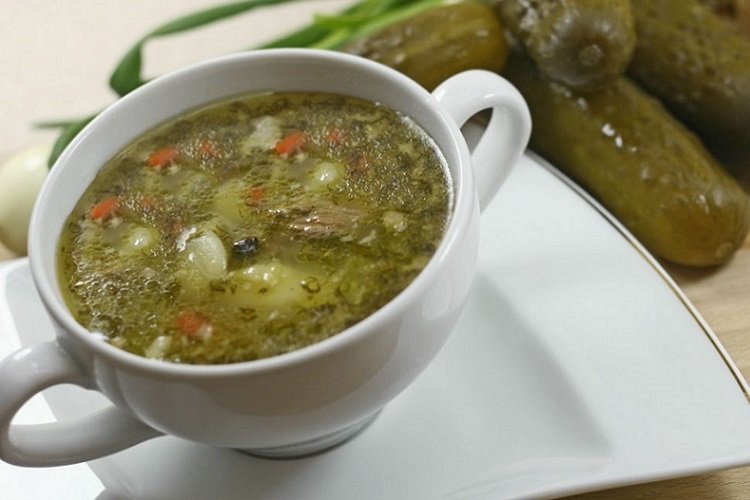 Suppe aus Reis und Salzgurken