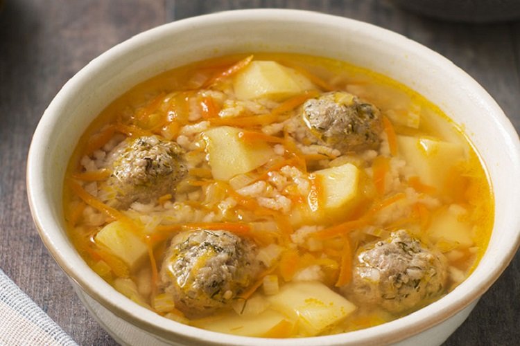 Reissuppe mit Frikadellen