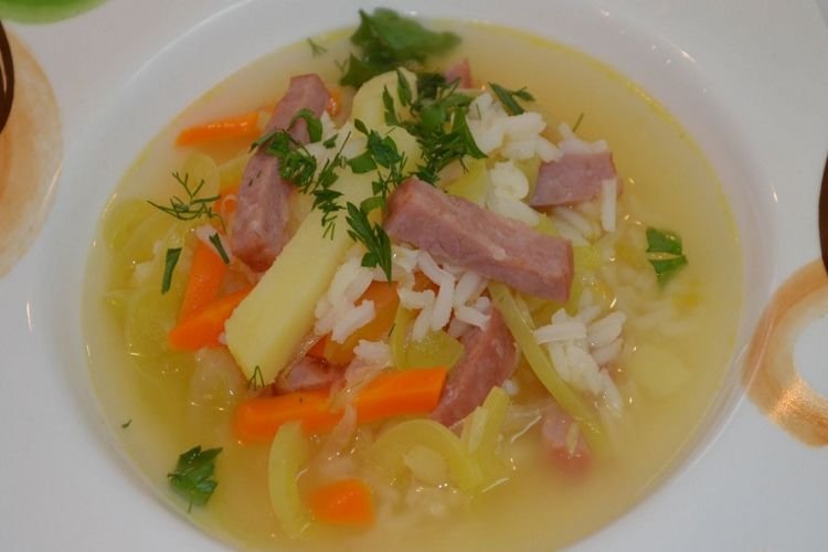 Suppe mit Reis und Wurst