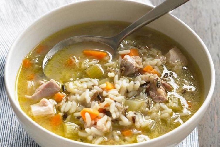 Suppe mit Reis und Dosen-Thunfisch