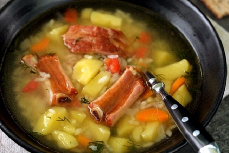 Suppe mit Reis und geräucherten Rippchen