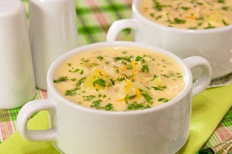 Suppe mit Reis und Schmelzkäse