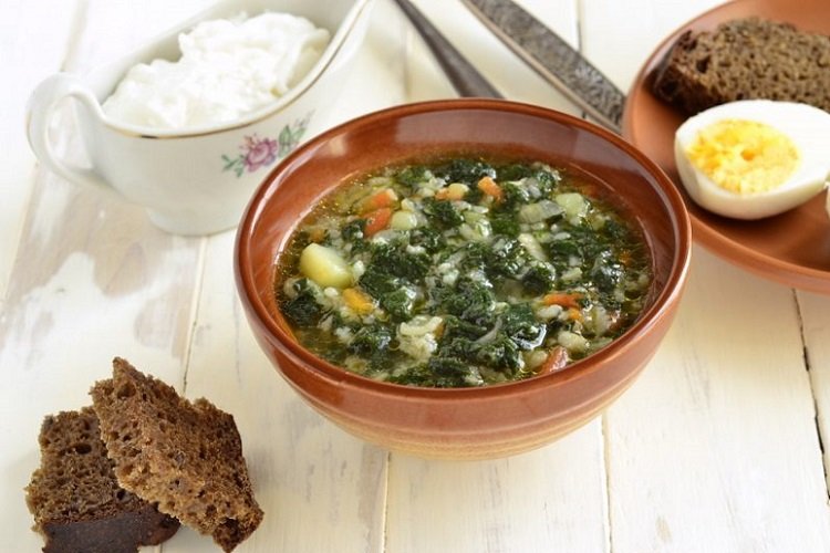 Reissuppe mit Brennnesseln