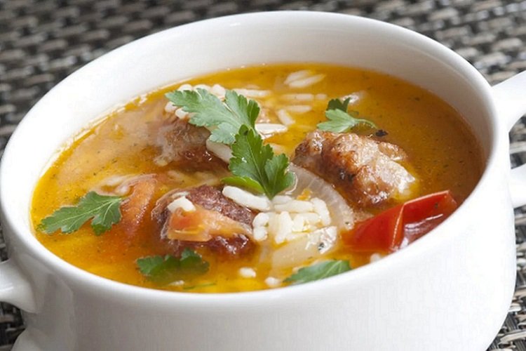 Suppe mit Reis und Fleisch