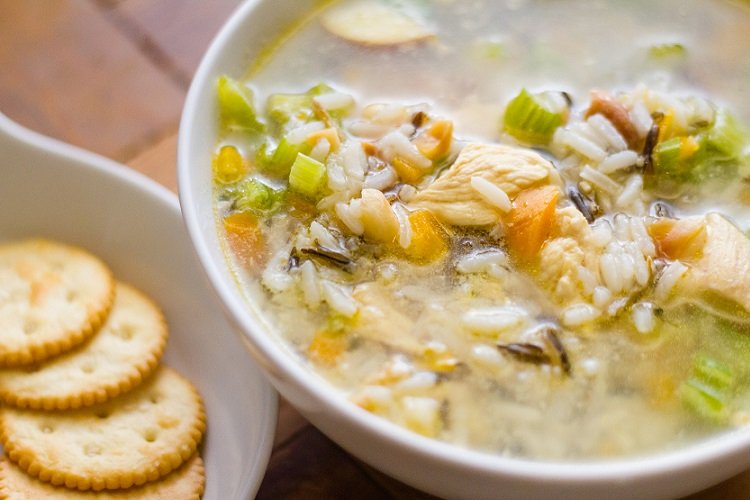 Reissuppe mit Huhn und Sellerie