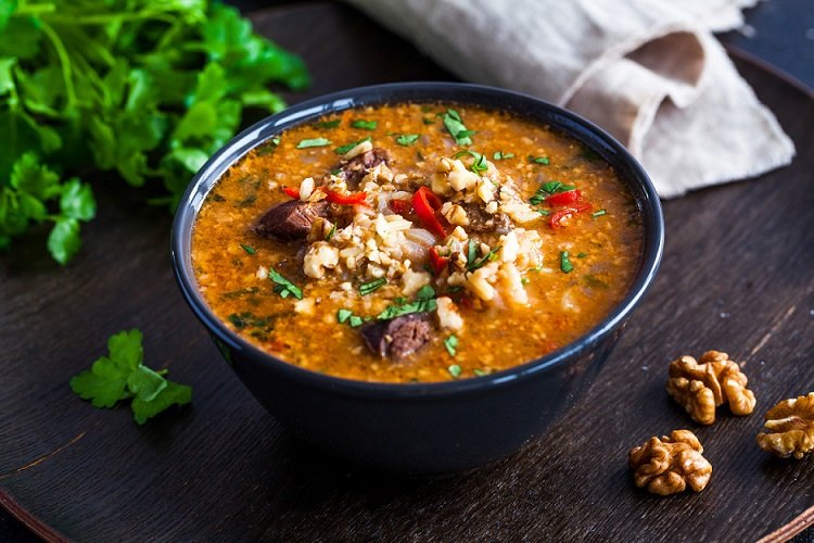 Suppe Kharcho mit Rindfleisch und Nüssen