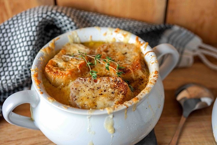 Zwiebelsuppe mit Senf